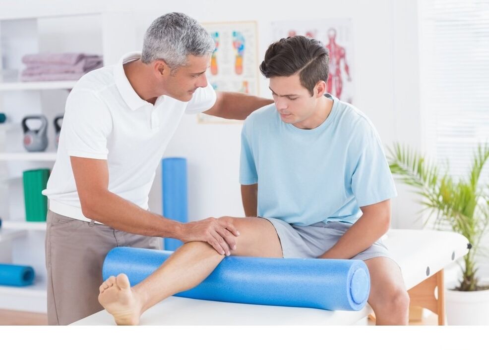 Doctor with leg arthritis